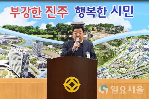 진주시 이정희 경제통상국장이 KAI 차세대 중형위성조립공장 사천입지 유감 표명하는 기자회견 © 진주시 제공