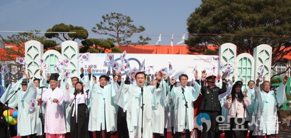 만세삼창을 하고 있는 서춘수 함양군수 © 함양군 제공