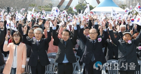 경남도는 제100주년 3.1절을 맞아 3월 1일 오전 도청광장에서 '함께 이룬 100년, 함께 여는 경남 100년' 슬로건 아래 기념식을 개최했다 © 경상남도 제공