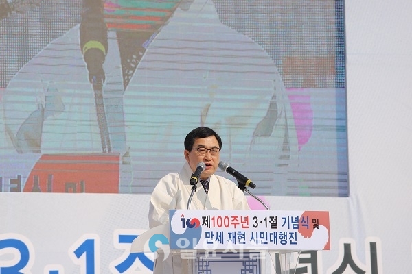 주낙영 경주시장이 3.1절 100주년 맞아 1일 경주역 광장에서 ‘제100주년 3.1절 기념식에서 인사말을 하고 있다.