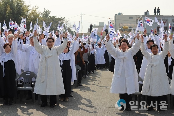 만세삼창을 하고 있는 주낙영 경주시장(왼쪽)과 김석기 국회의원(오른쪽 두번째)