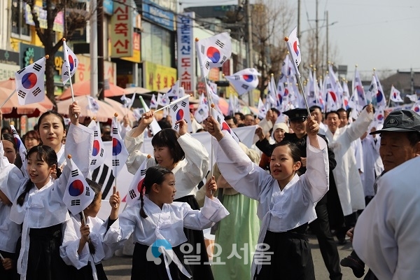 경주역에서 화랑로를 따라 ‘만세재현 시민대행진’펼치고 있는 시민대행진 행렬들.