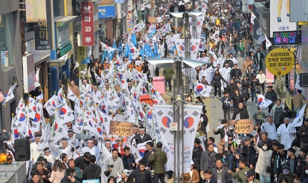 옛 여천장터(중앙파출소 앞)에서 “대한독립만세”를 외치며 거리행진을 벌이고 있다.