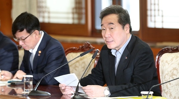 이낙연 국무총리가 2일 오전 서울 종로구 정부서울청사에서 열린 한국유치원총연합회(한유총)의 유치원 개학 연기 대응 긴급회의에서 발언을 하고 있다. 정부는 한유총에 대해 유치원 개학 연기를 즉각 철회할 것을 요구하고 강행시 법령에 따라 엄정하게 대처하겠다고 밝혔다. [뉴시스]