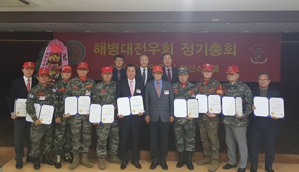 포항시가 2019 포항해병대문화축제의 성공개최를 위해 해병대사령부에서 축제 홍보위원 위촉식을 가지고 단체기념사진을 찍고 있다.