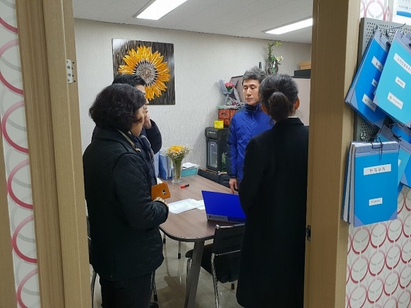 이강덕 포항시장이 포항 요양원을 방문해 요양원 측에 감사를 전하고 안전점검 및 예방활동에 만전을 기해 줄 것을 당부하고 있다.