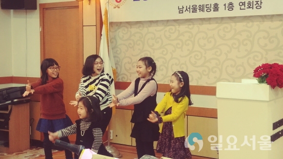 김영대 영주종친회 회장의 손녀들이 음악에 맟춰 율동을 하고 있다.