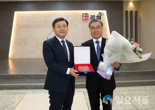 이달의 자랑스러운 CEO(왼쪽부터 허성곤 시장, 김철헌 대표) © 김해시 제공