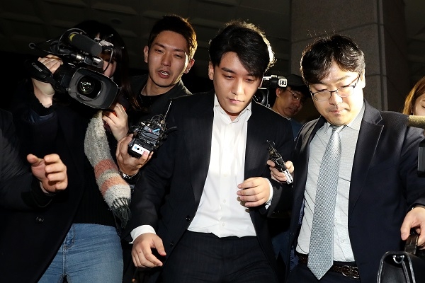 자신이 운영에 참여했던 클럽 버닝썬에서 '성접대'를 한 의혹을 받고 있는 가수 승리(본명 이승현)가 28일 오전 서울 종로구 서울지방경찰청에서 조사를 받고 청사를 나서고 있다. [뉴시스]