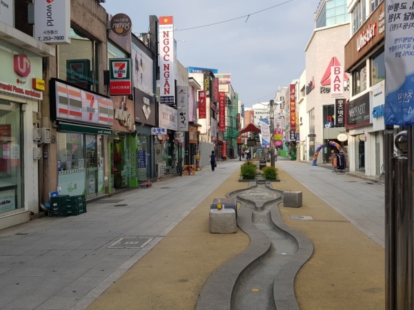 중앙상가 실개천 전경.