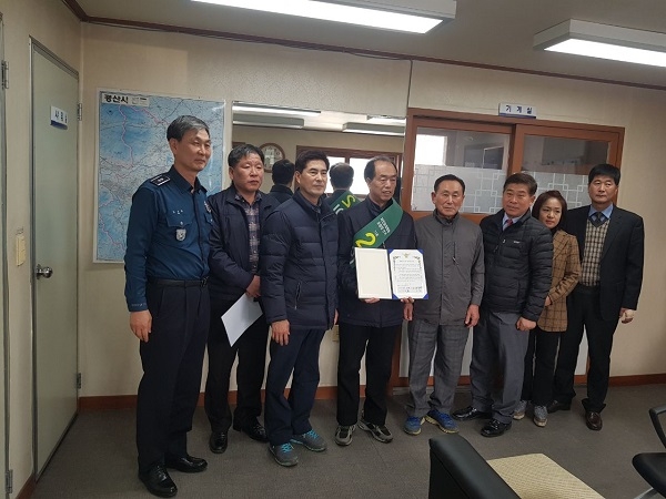 자인농협조합장 선거 후보자 4명과 파출소장, 자인면 부면장, 남산면 부면장, 자인면 투표관리관 및 사무원, 자인농협 상임이사, 상무 등이 지난달 28일 정책선거 실천 협약식을 가지고 단체기념사진을 찍고 있다.
