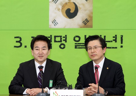 4일 오전 서울 영등포구 여의도 국회 민주평화당 대표실을 예방한 황교안(오른쪽) 자유한국당 대표가 정동영 민주평화당 대표를 만나 이야기를 나누고 있다.