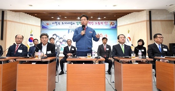 이철우 도지사가 5일 김천시를 방문해 현장 소통 간담회에서 지역 현안에 대해 의견을 발표하고 있다.