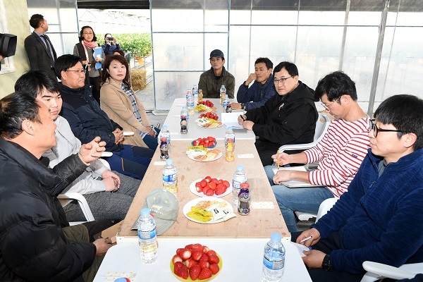 주낙영 경주시장이 지난 4일 귀농인들과 현장좌담회를 가지고 있다.