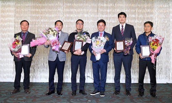 경북경영자총협회가 5일 구미 센츄리호텔에서 이철우 도지사(오른쪽 세번째), 김봉교 도의회 부의장, 권오탁 한국노총 경북지역본부 의장 등 지역 노사민정 관계자 300여명이 참석한 가운데 ‘제33회 정기총회’를 개최하고 기념사진을 찍고 있다.