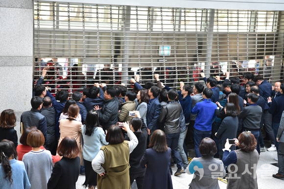 진주시청 직원들이 시청사로 진입하기 위한 삼성교통노조들을 막고 있다.
