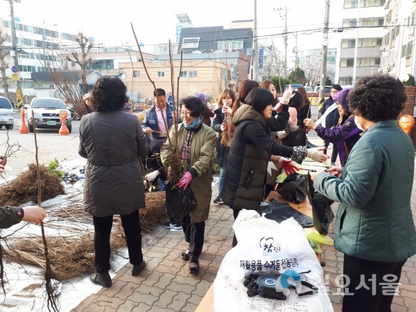 2018년 사랑의 나무 나눠주기 행사 © 진주시 제공