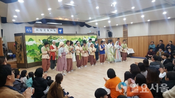 산청 학교밖 청소년 극단 큰들의 마당극 효자전 발표회 © 산청군 제공