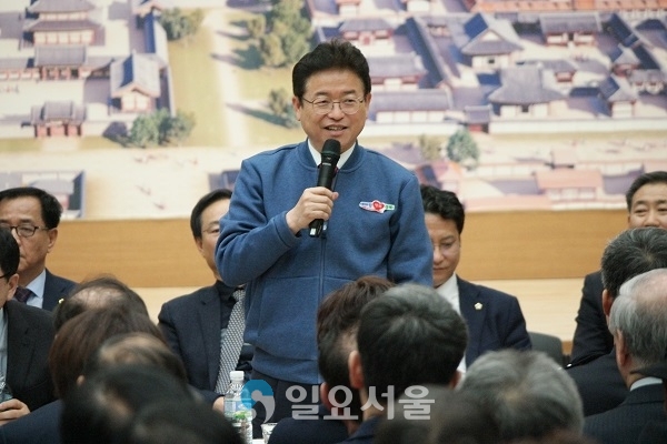 이철우 경상북도지사가 6일 경주시청 알천홀에서 ‘현장 소통 간담회’가지고 참석자들의 질문에 답변하고 있다.