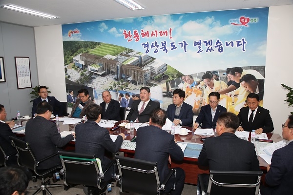 장경식 경상북도의회 의장과 한창화, 김희수, 이칠구, 박용선, 김종영, 이재도, 김상헌 의원 등 포항지역 도의원이 환동해지역본부를 방문해 직원들의 애로사항을 청취하고 있다.