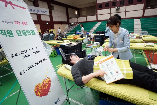 ▲6일(수), 동대문구청 다목적강당서 진행된 ‘2019년 직원 단체 헌혈’에서 동대문구청 직원들이 헌혈을 하고 있다.