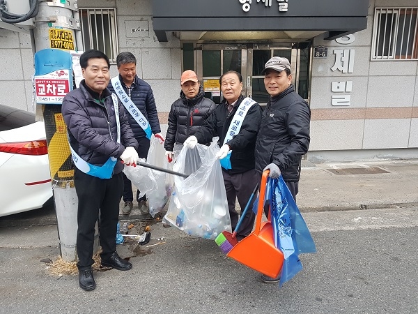 구미시의회 신문식시의원(오른쪽 첫번째)이 6일 환경관리원들과 진미동 일원에서 가로청소를 몸소 체험하고 있다.