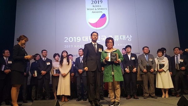 영천와인 지난 2월 28일 서울 소공동 조선호텔에서 열린 2019 대한민국 주류대상 시상식에서 대상(2점)을 수상했다.