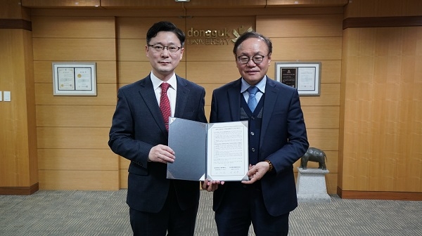 이대원 동국대총장(오른쪽)과 정병원 ㈜대명호텔앤리조트 본부장이 지난 6일 동국대 경주캠퍼스 화백홀에서 ㈜대명호텔앤리조트와 ‘대학-산업체간’ 사회맞춤형학과 운영 협약’을 체결하고 기념사진을 찍고 있다.