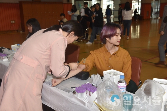 혈액검사를 받고 있는 신입생. 사진제공=대구한의대