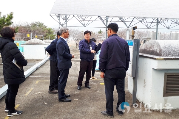 박경규 안전건설도시국장이 밀양맑은물관리센터에서 하수처리시설 현장 점검을 하고 있다. © 밀양시 제공
