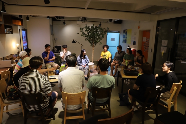 지난해 여름 독산3동 소재 ‘청춘삘딩’에서 열린 ‘청년 커뮤니티 모임’에서 청년들이 청년 커뮤니티 활동내용을 공유하며 교류활동을 하고 있다