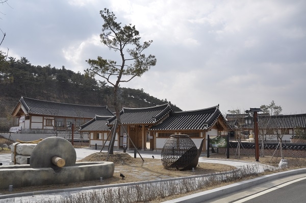 영천한의마을 정문 전경.