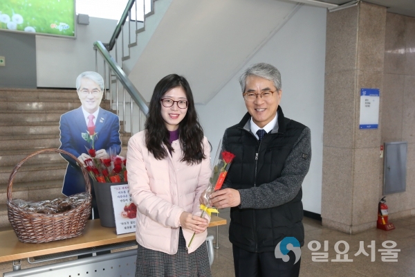 세계여성의날 장미와 빵을 전달하는 박종훈 교육감 © 경상남도교육청 제공