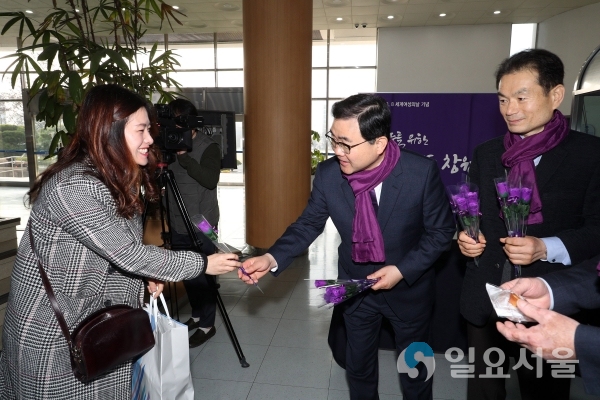 보라색 장미로 전한 허성무 시장의 직원 사랑 © 창원시 제공