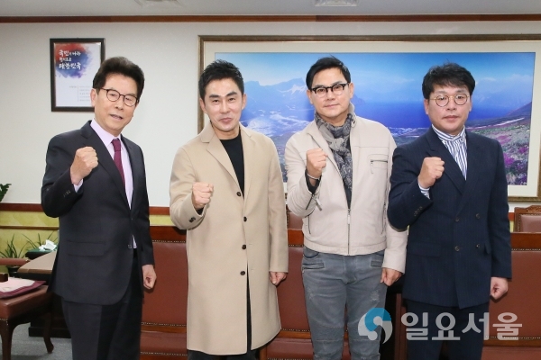 사천시 홍보대사 위촉식(왼쪽부터 송도근시장, 김기하,김충훈,강대풍씨) © 사천시 제공