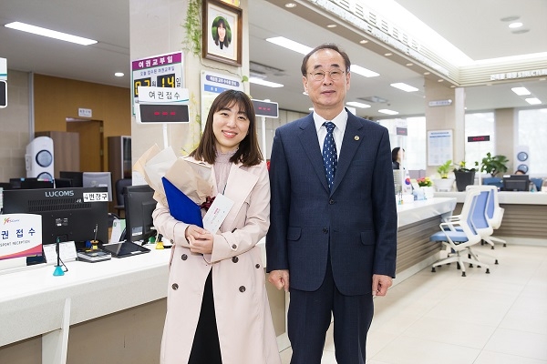 구미시가 민원행정 서비스 실현에 앞장서는 올해 1분기 Smile(스마일)왕으로 민원봉사과 윤유경 주무관을 선정 발표했다.