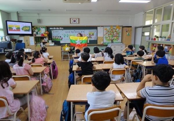 지난해 미얀마 국기를 배우고 있는 아이들