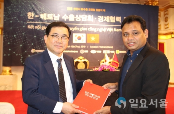 허성무 창원시장이 12일 베트남 수출상담회에서 싱가폴 서바나 주롱 그룹과 상담을 하고 있다 © 창원시 제공