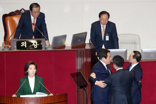 자유한국당 나경원 원내대표가 12일 오전 서울 여의도 국회에서 열린 본회의에서 교섭단체 대표연설 도중 "대한민국 대통령이 김정은 수석대변인" 발언과 관련해 더불어민주당 홍영표(맨 오른쪽) 원내대표가 항의하고 있다. [뉴시스]