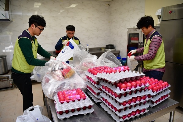월성원전 누키봉사대가 12일 홀몸 어르신들을 포함해 경제적으로 어려움을 겪고 있는 가정을 대상으로 밑반찬 배달봉사를 시행하고 있다.