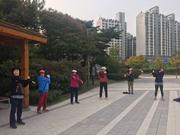 지난해 하반기 운영했던 걷기 프로그램 참여 모습