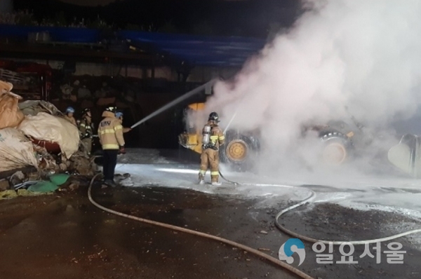 김해 주촌면 톱밥제조공장 화재로 불에 타고 있는 로더 © 경남소방본부 제공