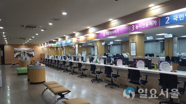 군민중심 공간으로 한층 편안하고 산뜻해진 민원실 내부 전경 ©창녕군 제공
