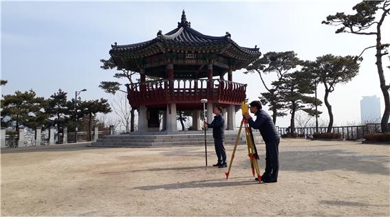 성동구청 직원이 응봉산근린공원 팔각정 앞에서 정밀한 위치정보를 측량하고 있다.