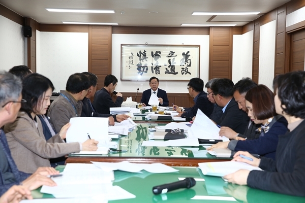 명 현관 해남군수와  각 실과장이 모여 2019 현안사업에 대한 보고회를 개최하고있다