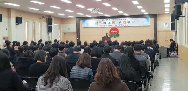 양진채 소설가의 근대 역사문화의 보고인 개항장 일대 생활상 등에 대한 강연 모습