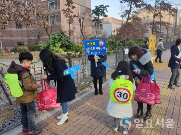 마산회원구 개학기 스쿨존 불법주차 근절 캠페인 © 창원시 제공