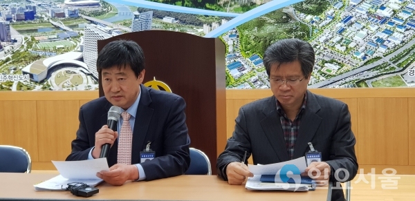 삼성교통 노조 기자회견과 관련해 김용기 교통환경국장이 브리핑을 하고 있다. © 진주시 제공