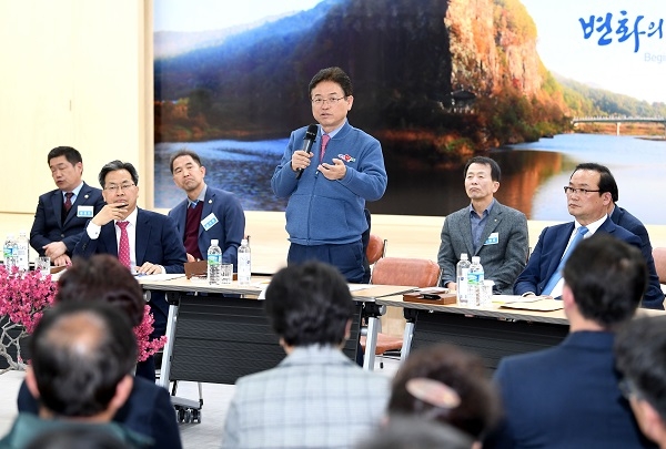 이철우 도지사가 14일 영양군에서 간담회를 갖고 이문열 문학관과 남자현 역사공원 조성사업 등 영양군 발전에 대한 의견을 피력하고 있다.