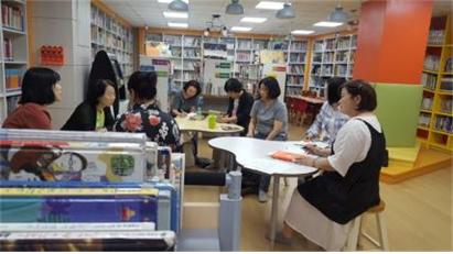지난해 5월 독서동아리 지원공모에 선정된 독서동아리 ‘책만소’가 관내 한 도서관에서 모임을 갖고 도서에 대한 자신의 생각과 느낌을 나누고 있다